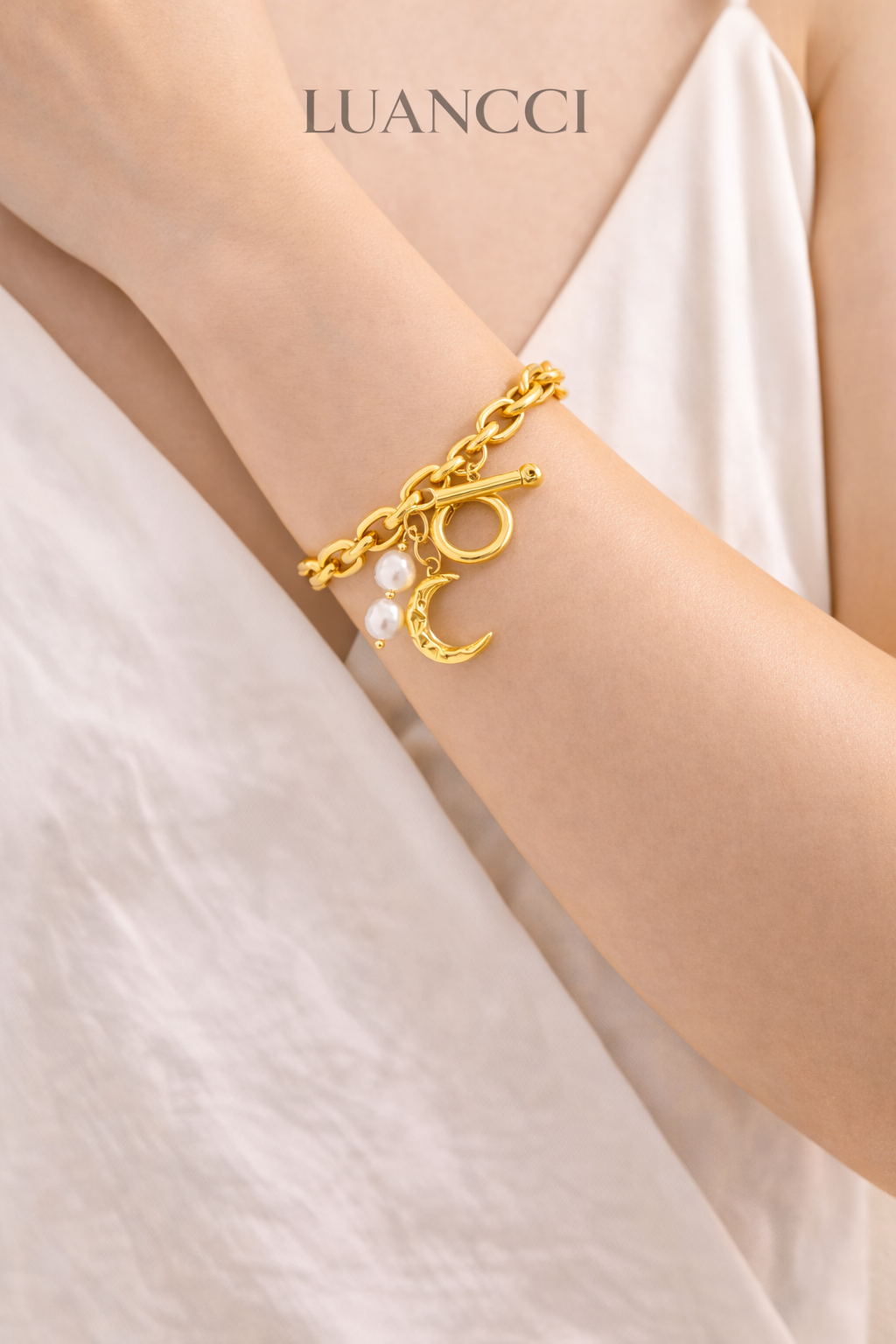Pulsera de Aleación Dorada con Perlas Imitación y Dije en Forma de Corazón Geométrico - LUANCCI